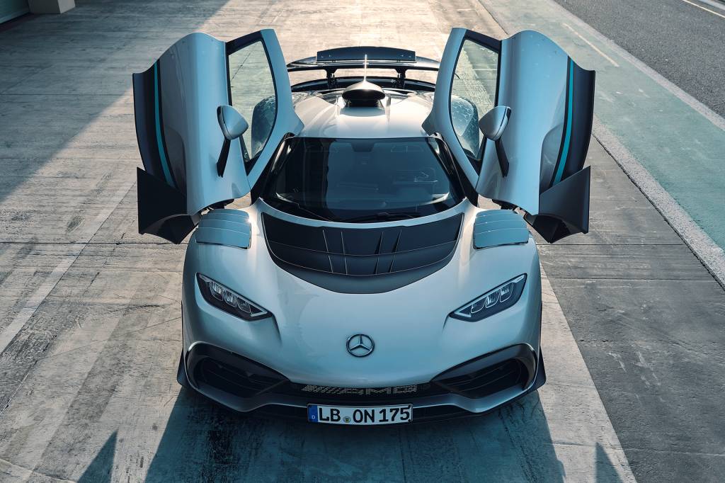 Mercedes-AMG ONE Mercedes-AMG ONE (Kraftstoffverbrauch gewichtet, kombiniert: 8,7 l/100 km; CO2‑Emissionen gewichtet, kombiniert: 198 g/km; Stromverbrauch gewichtet, kombiniert: 32 kWh/100 km) // Mercedes-AMG ONE (fuel consumption weighted, combined: 8.7 l/100 km; CO2 emissions weighted, combined: 198 g/km; electricity consumption weighted, combined: 32 kWh/100 km)