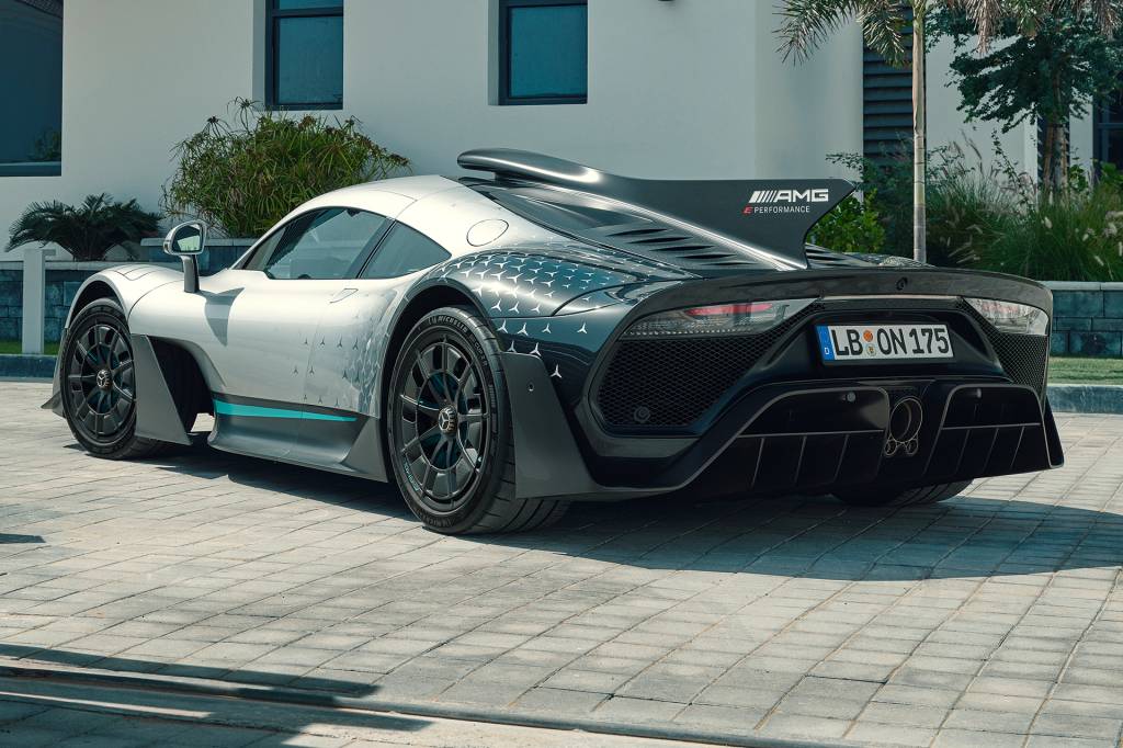 Mercedes-AMG ONE Mercedes-AMG ONE (Kraftstoffverbrauch gewichtet, kombiniert: 8,7 l/100 km; CO2‑Emissionen gewichtet, kombiniert: 198 g/km; Stromverbrauch gewichtet, kombiniert: 32 kWh/100 km) // Mercedes-AMG ONE (fuel consumption weighted, combined: 8.7 l/100 km; CO2 emissions weighted, combined: 198 g/km; electricity consumption weighted, combined: 32 kWh/100 km)