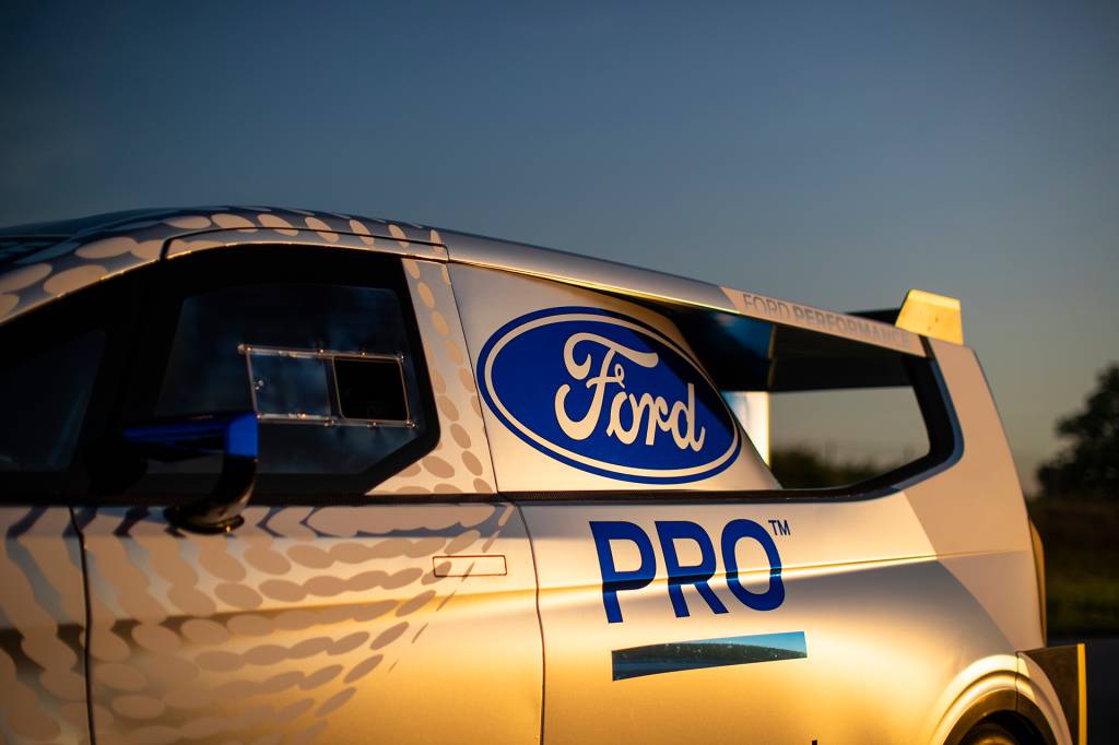 Ford E-Transit Supervan (3) Ford E-Transit Supervan