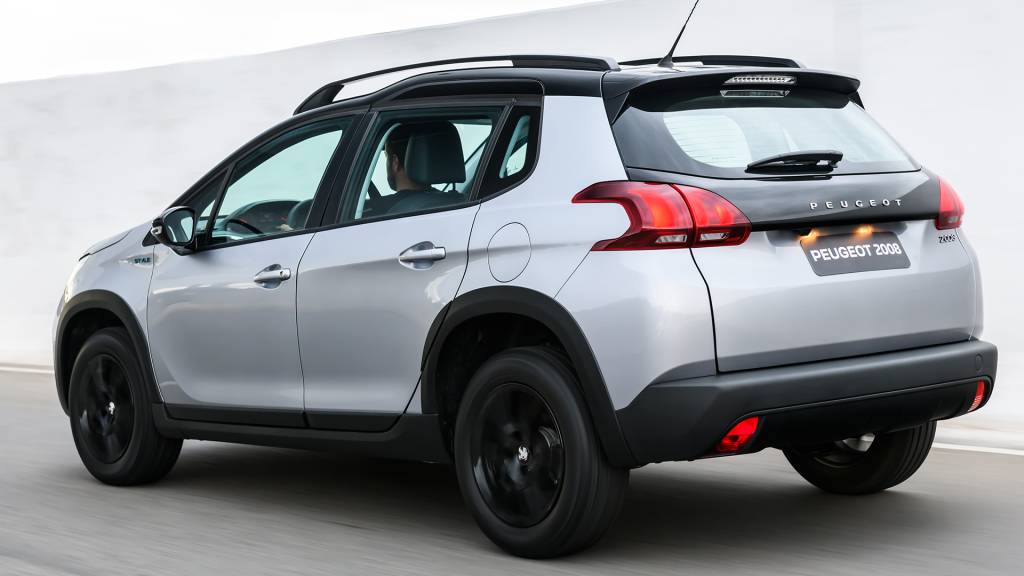 Peugeot 2008 (1) Linha 2023 do Peugeot 2008 ganhou régua traseira em preto, novas rodas e nova pintura em cinza
