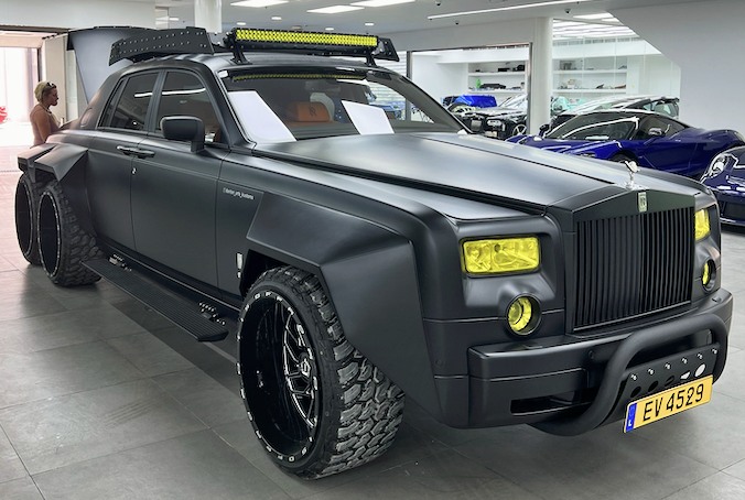 Rolls-Royce Phantom 6x6 está registrado em Luxemburgo mas foi apresentado em Dubai
