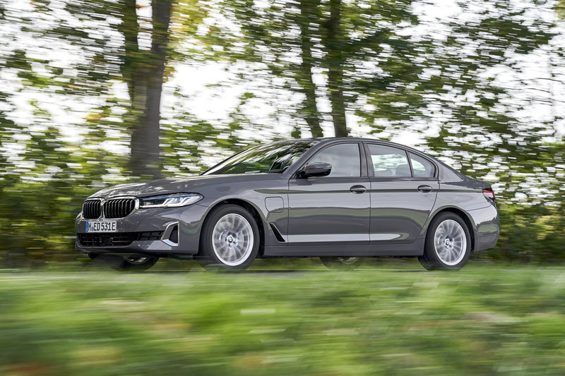 unnamed BMW 530e Luxury frontal em movimento