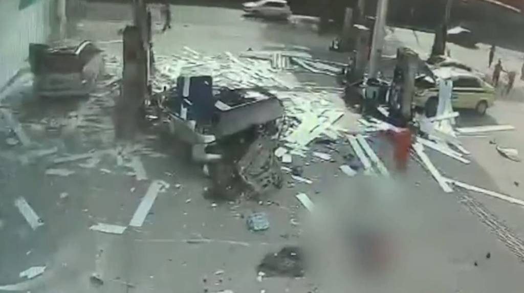GNV-explosão Explosão no Rio de Janeiro deixou veículo e posto destruídos, e uma pessoa morta