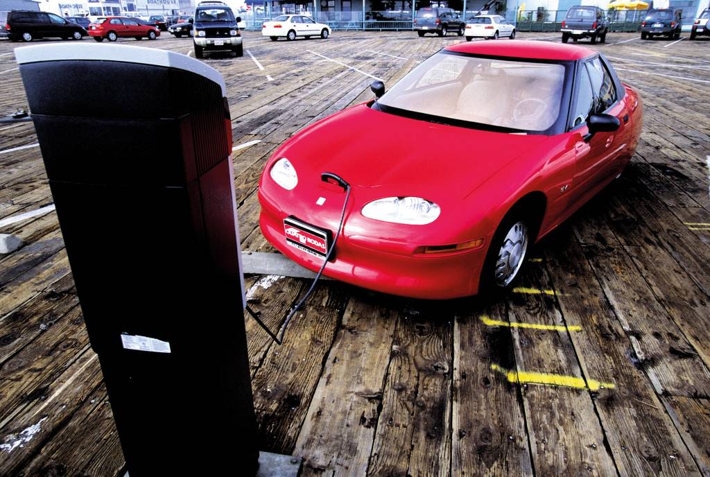 Saturn EV-1, automóvel elétrico, recarregando as baterias. Saturn EV-1