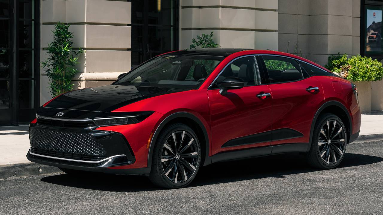 Versão crossover do Toyota Crown já foi lançada no Ocidente e Oriente