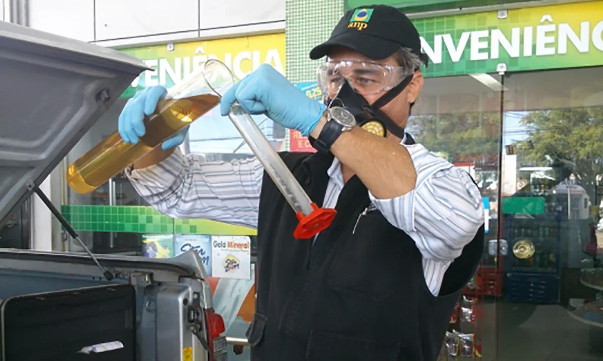 teste-de-qualidade-de-combustivel-gasolina-adulterada-alcool-etanol