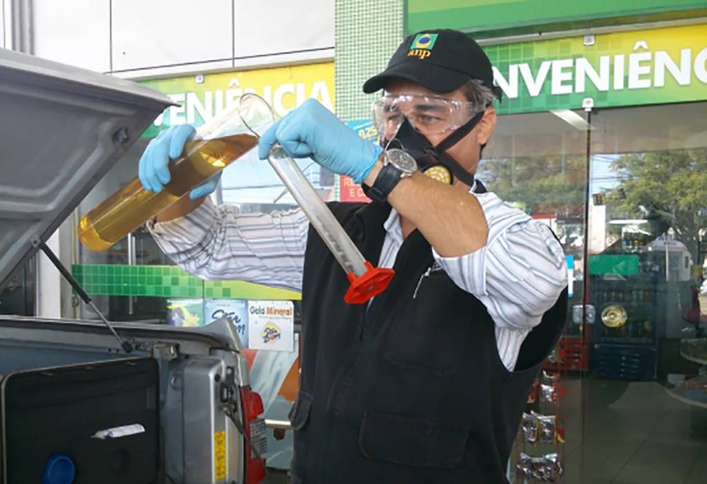 teste-de-qualidade-de-combustivel-gasolina-adulterada-alcool-etanol ANP aprova e testes da gasolina com 30% de etanol começam neste mês