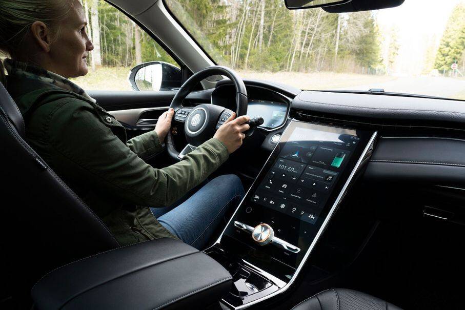 Centrais multimídia deixaram os carros menos seguros, conclui estudo