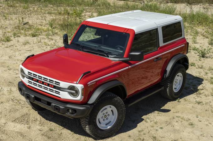 2023-Ford-Bronco-Heritage-Edition_Race-Red-4