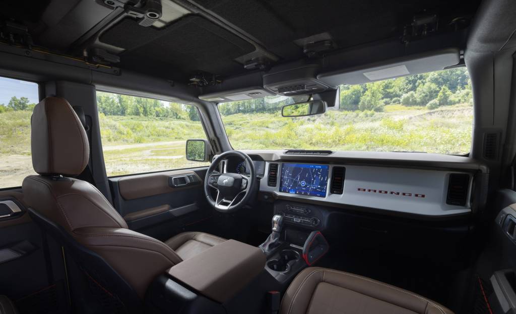 Ford-Bronco-Heritage-Limited-Edition Interior tem painel branco com detalhes em vermelho