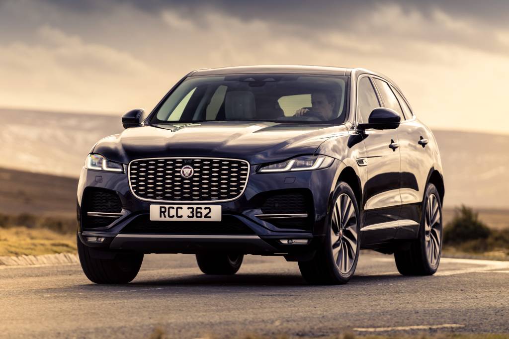 3. Jaguar F-PACE_PHEV_Portofino Blue_Externo_Frontal lateral 24. Jaguar F-PACE_PHEV_Portofino Blue_Interno_visão geral frente
