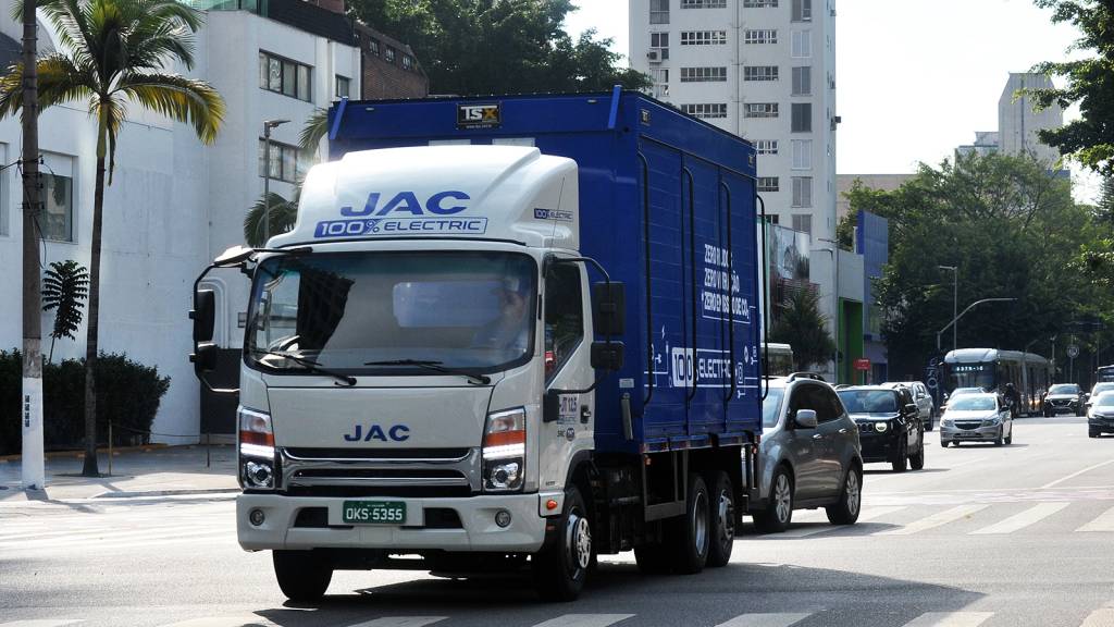 Caminhao JAC EV na rua frontal JAC E- JT 12,5 frontal