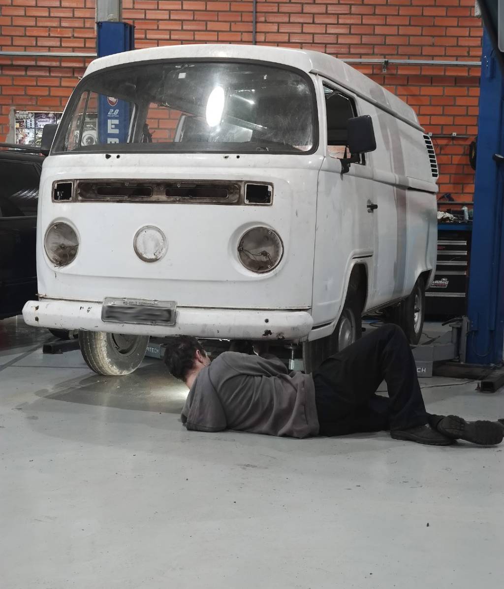 DIOGO TRABALHANDO NA KOMBI Kombi é responsável por novas aventuras do casal e o próprio Diogo cuida da manutenção