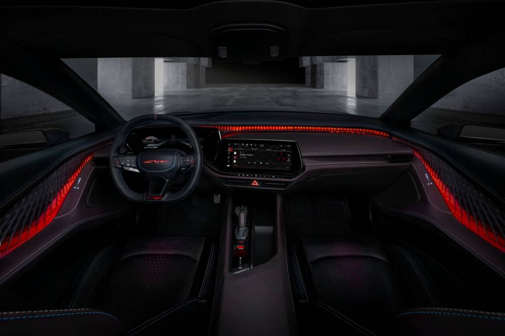 Dodge-Charger-Daytona-SRT-Concept Habitáculo é envolvido por LED vermelho
