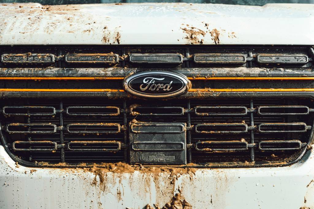 2023 Ford Maverick Tremor Emblemas da Ford são pintados em preto