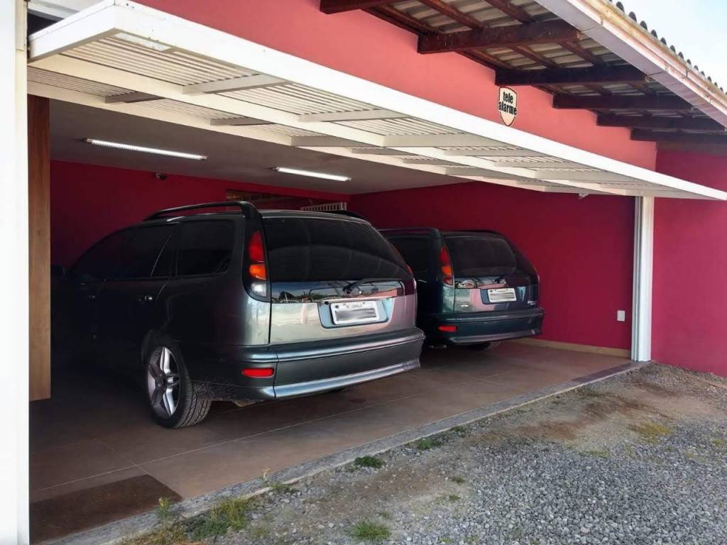 GARAGEM DE CASA, ESQ MT MARCELLE E DIREITA MT DO DIOGO Garagem de casa: as duas Weekend Turbo do casal