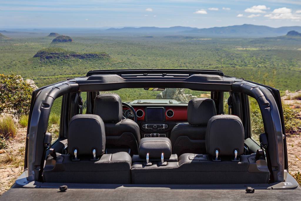 Jeep Gladiator (4) Caixas de som foram transferidas das portas à estrutura do teto, garantindo a música em qualquer configuração
