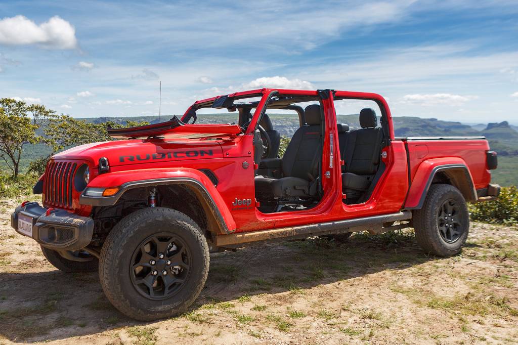 Jeep Gladiator Após ler manual com atenção, proprietário consegue desmontar as portas sem muita dificuldade. Não é recomendável guardá-las na caçamba