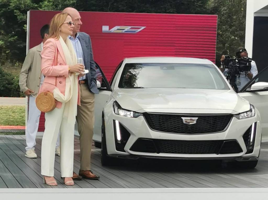 Mary Barra Quail Mary Barra, CEO da General Motors, no espaço da Cadillac;