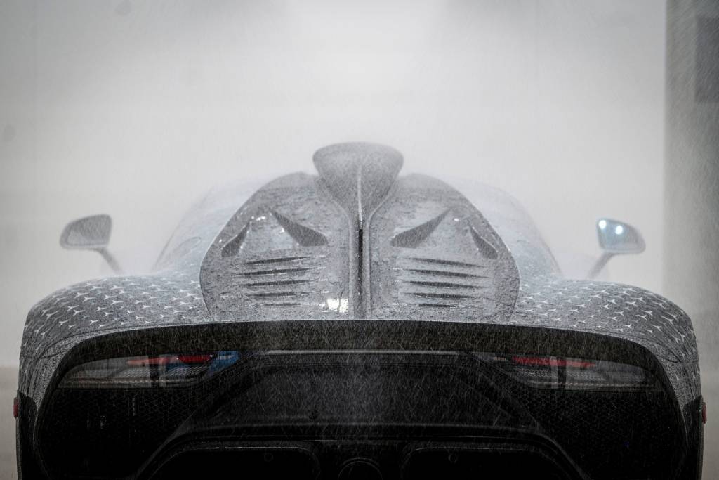 Mercedes-AMG-One Teste em câmara de chuva