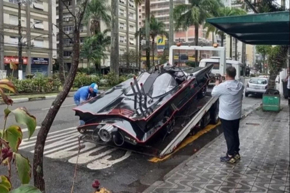 Batman a pé? Batmóvel é guinchado no litoral de São Paulo