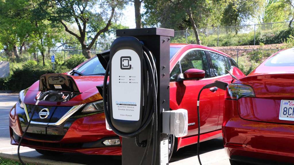 Califórnia define data para o fim da venda de carros a gasolina