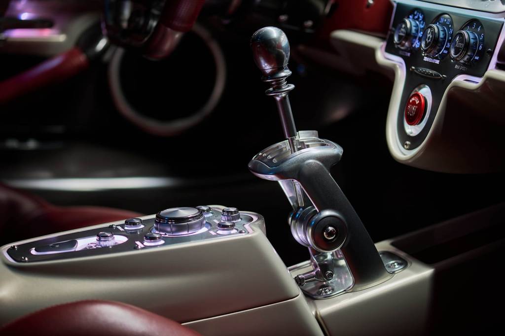 1037687 Pagani Utopia console central