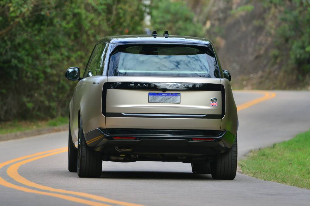 Impressões: Range Rover traz conforto de classe executiva e chega esgotado