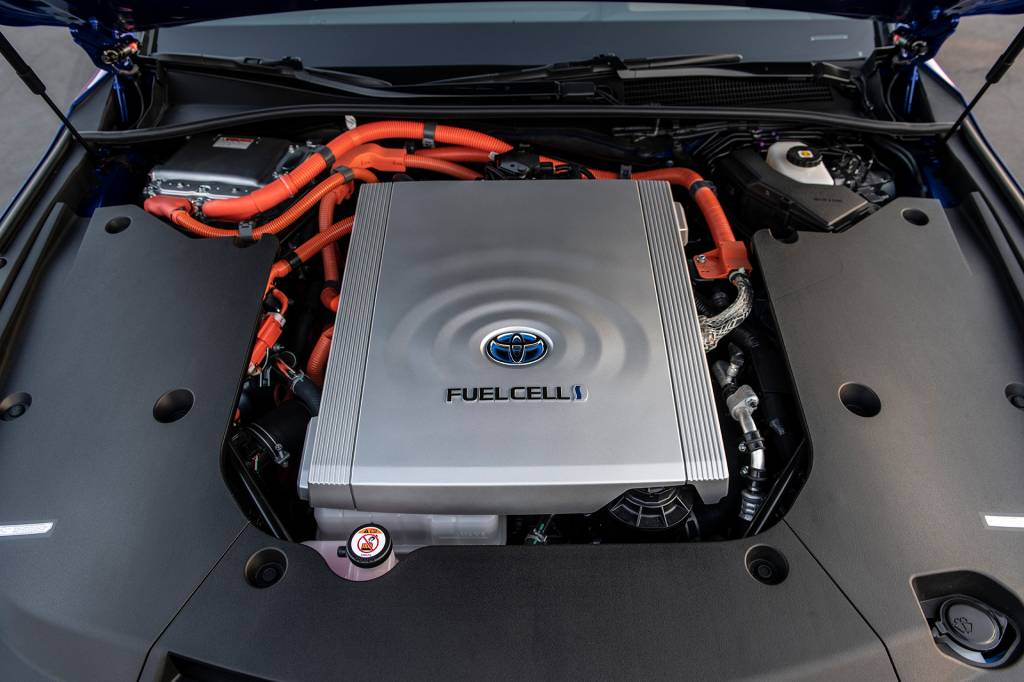 Célula de combustível do Mirai Sob o capô, a célula de combustível utiliza o gás hidrogênio para gerar eletricidade que alimenta o motor elétrico traseiro