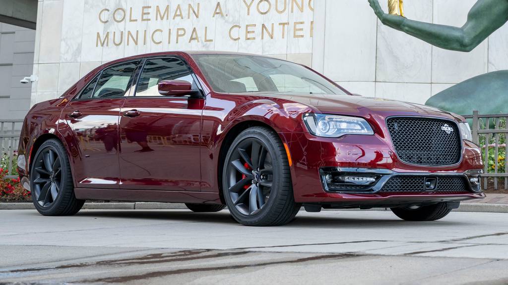 Chrysler 300C 2023 (1) Chrysler 300C 2023 marca a despedida do clássico sedã norte-americano