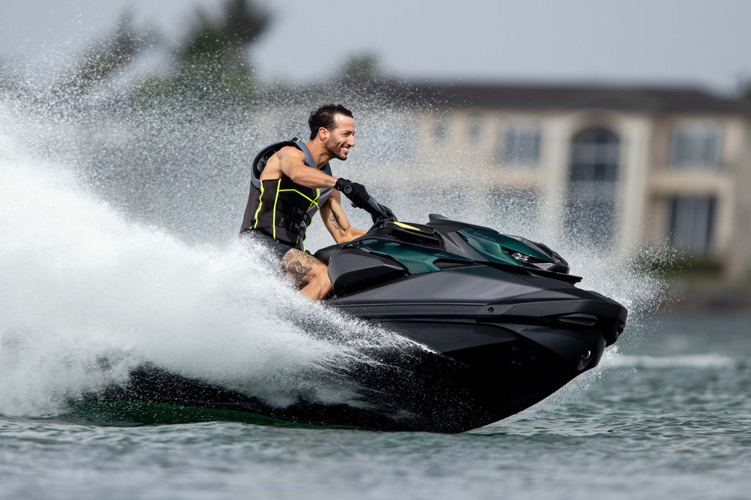 Moto aquática RXP-X 300 Apex, da Sea-Doo, teve pitacos de Daniel Ricciardo na sua criação