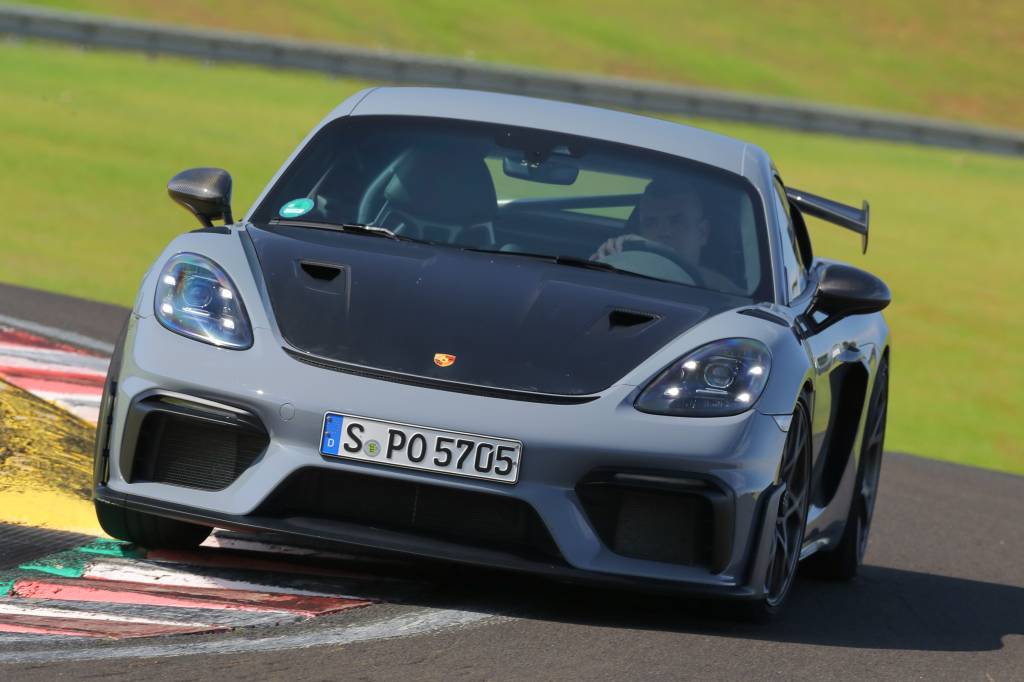 Porsche 718 Cayman GT4 RS vai a 9.000 rpm e custa R$ 1,1 milhão