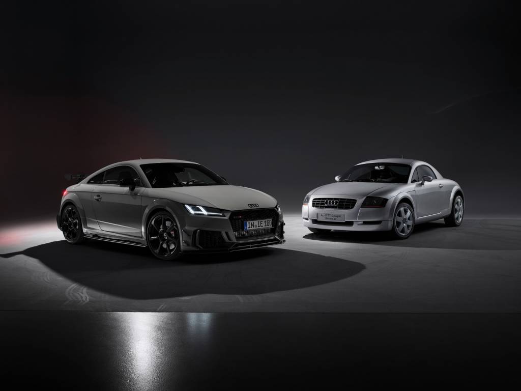 Audi-TT-RS-Iconic-Edition-40 Audi TT RS Iconic tem visual nostálgico e marca a despedida do cupê