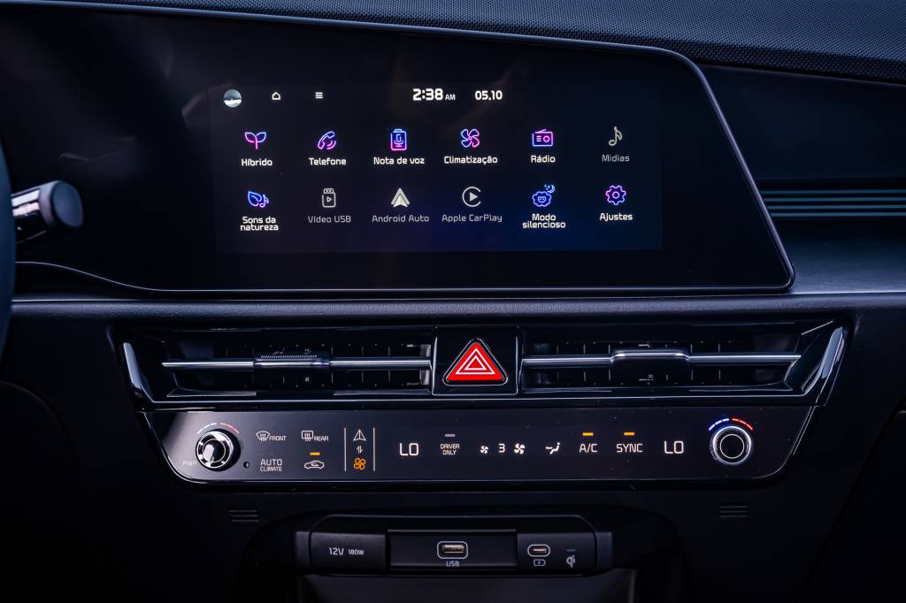 Kia Niro-16 Comando touchscreen do ar-condicionado é elegante sem pecar na função