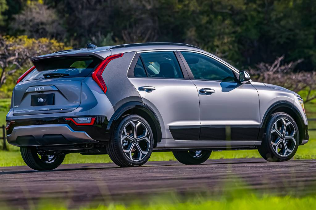 Kia Niro-4 Coluna pintada é opcional gratuito da versão mais cara. É possível criar combinações bem chamativas, com direito a tom de laranja no catálogo