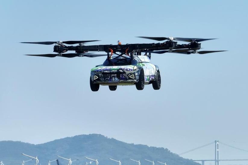 Com drone acoplado, carro voador chinês faz seu primeiro voo