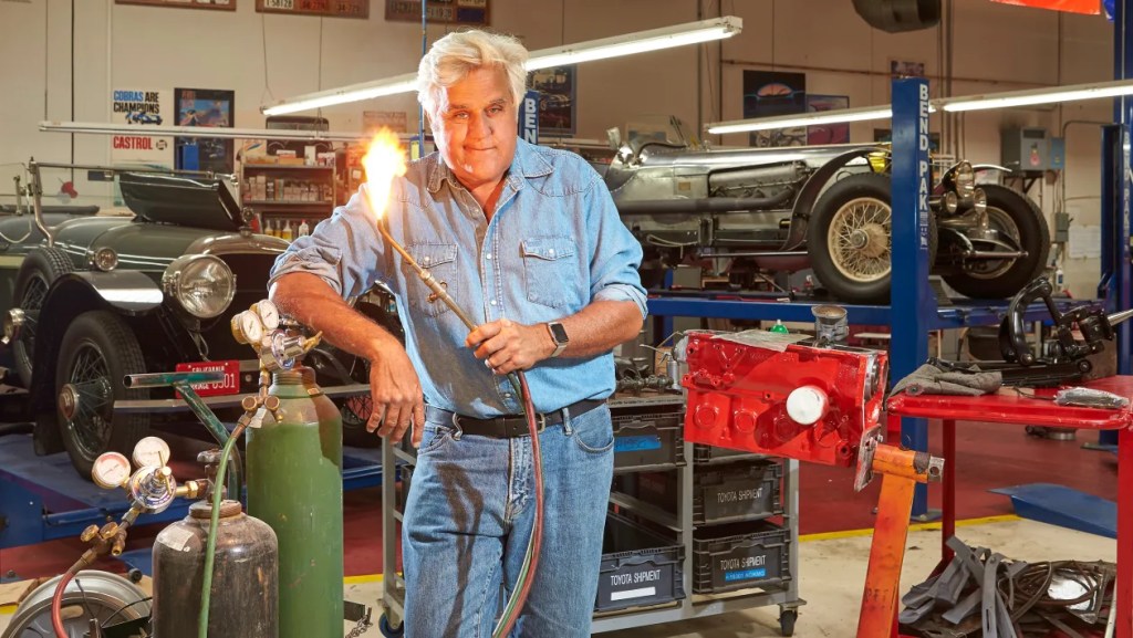 Jay Leno está internado com queimaduras graves após seu carro pegar fogo