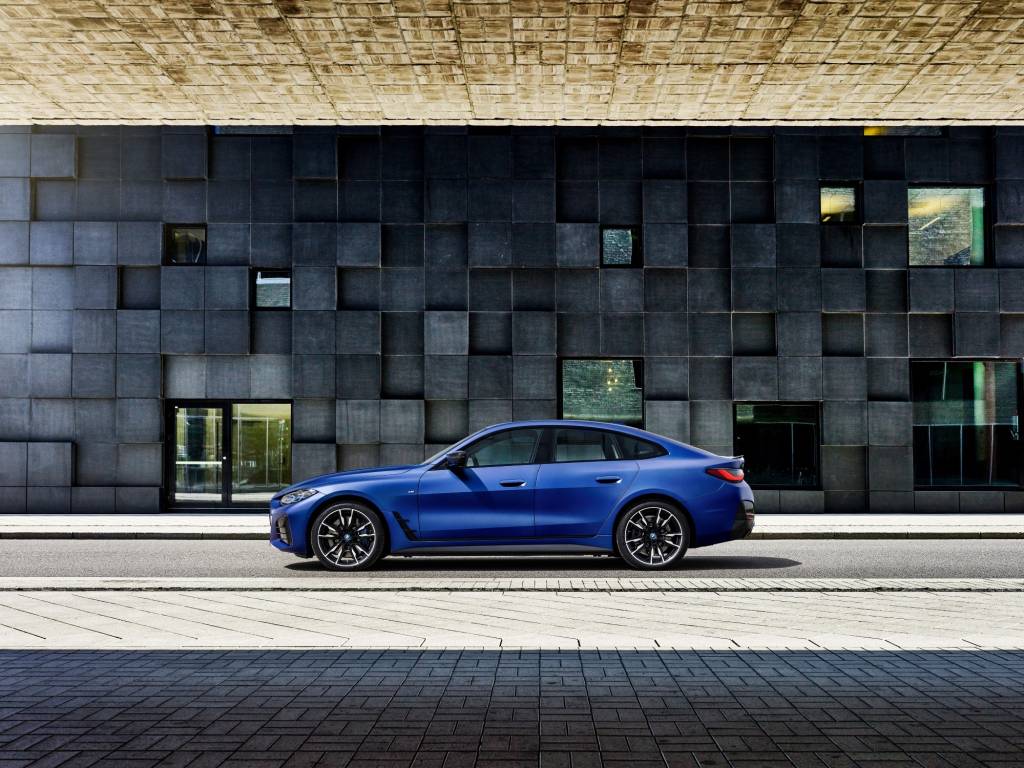 P90423617_lowRes_the-bmw-i4m50-6-2021 BMW i4 lateral