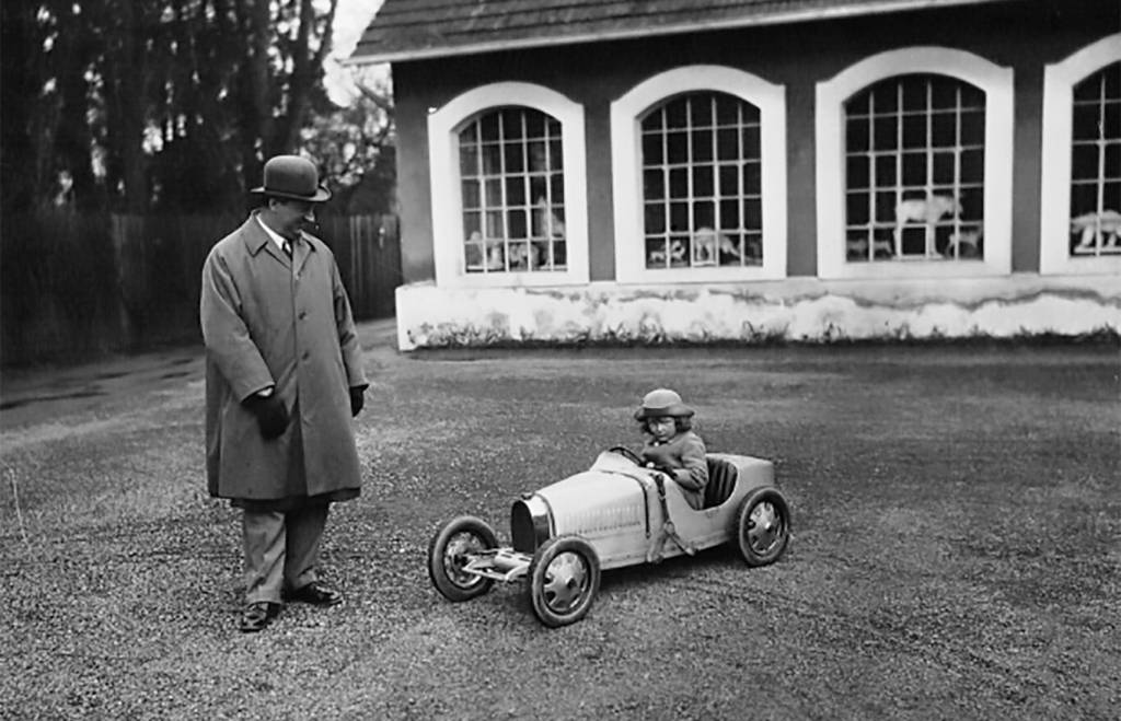 1366_2000 (2) Ettore Bugatti e seu filho Roland com o Type 35 Baby