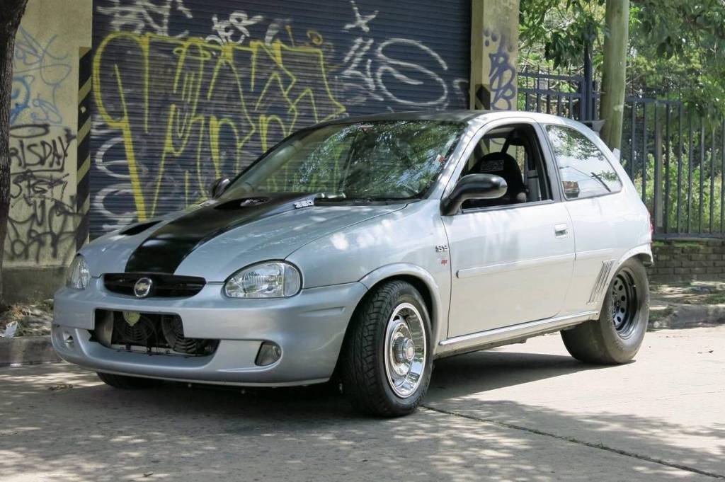 Chevrolet Corsa troca motor 1.6 por V8 do Corvette e chega aos 315 km/h