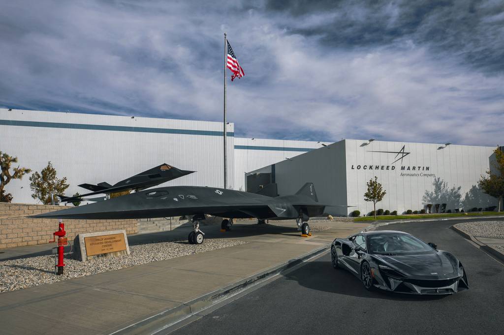 Darkstar Pop-Up Beauty Photos Apresentação da parceria envolveu um McLaren Artura e o avião criado pela Skunk Works para o filme Top Gun: Maverick