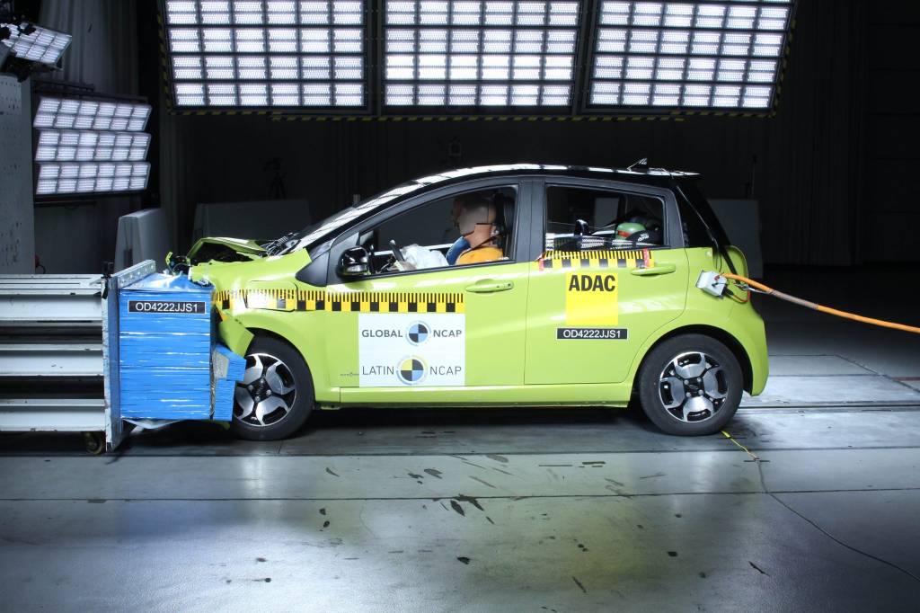 jac 1 Estrutura do E-JS1 mostrou-se instável nos impactos frontais