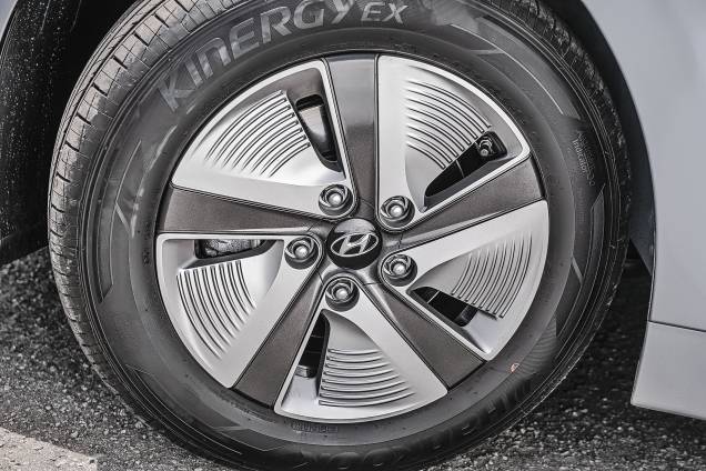 Rodas aro 15 trazem calotas aerodinâmicas. Motor 1.6 aspirado tem injeção direta Rodas aro 15 trazem calotas aerodinâmicas. Motor 1.6 aspirado tem injeção direta