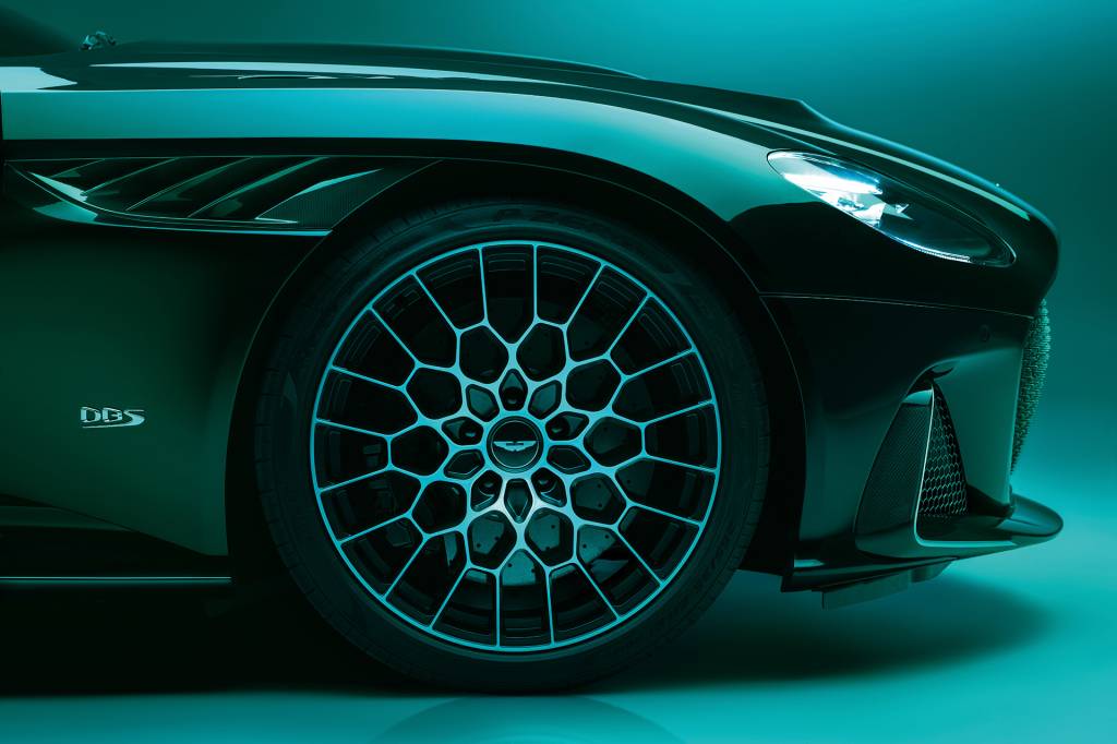 Aston Martin DBS 770 Ultimate (2) Freios de carbono-cerâmica são os mesmos da versão normal do DBS