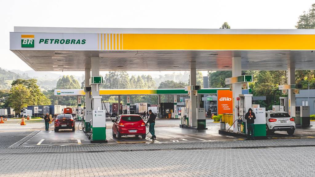 Gasolina cai quase 5% de preço após redução da Petrobras