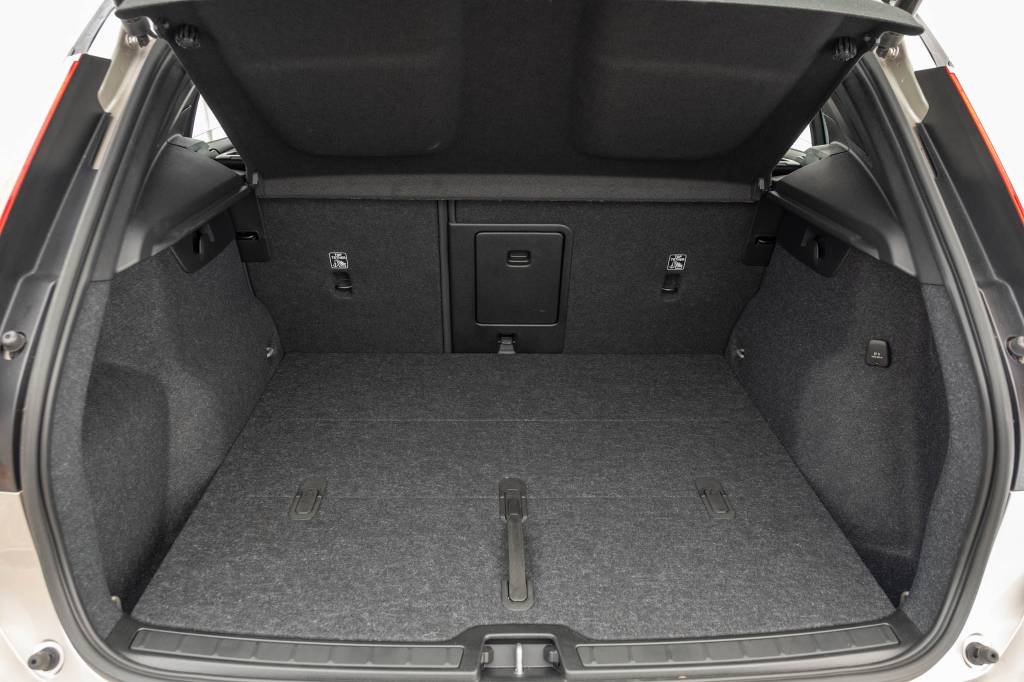 Volvo XC40 Recharge Plus testado por QUATRO RODAS (20) Porta-malas tem bons 452 l de capacidade