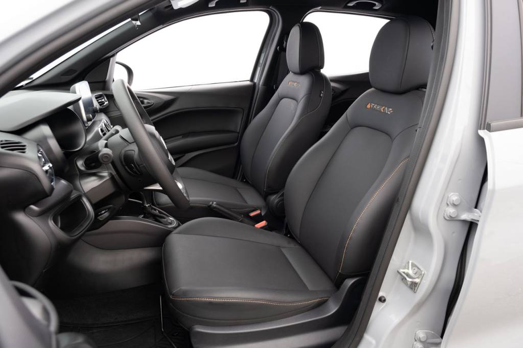 Fiat Argo Trekking CVT 2023 testado por QUATRO RODAS (51) Bancos em tecido sintético são confortáveis...