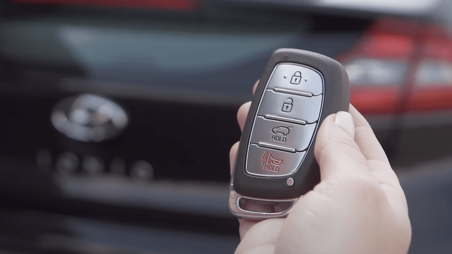 Hand-holding-Hyundai-key-fob-near-Ioniq Brecha de segurança da marca viralizou na rede social
