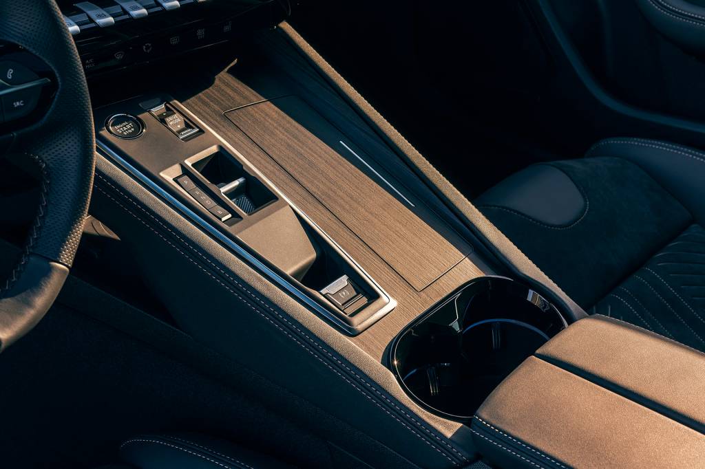 Peugeot 508 1 Materiais nobres são constante nas versões mais caras