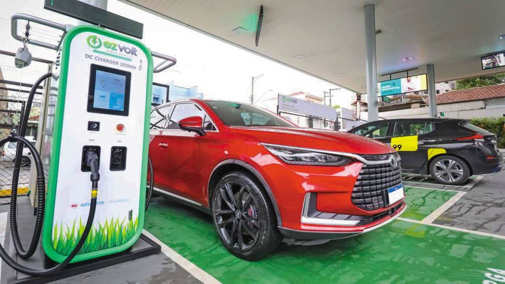 Redes de postos começam a cobrar por recarga de carros elétricos no Brasil